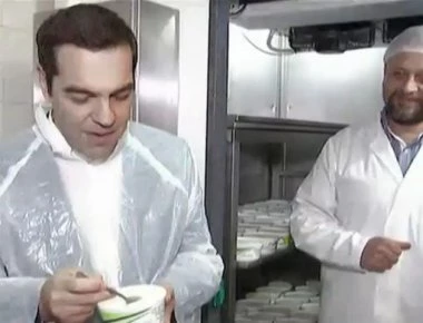 Ο Α.Τσίπρας φτιάχνει φέτα & δοκιμάζει γιαούρτι: «Έτσι βγαίνει, κομματάκια; Αυτό τι είναι μυζήθρα ή φέτα;» (βίντεο, φωτό)